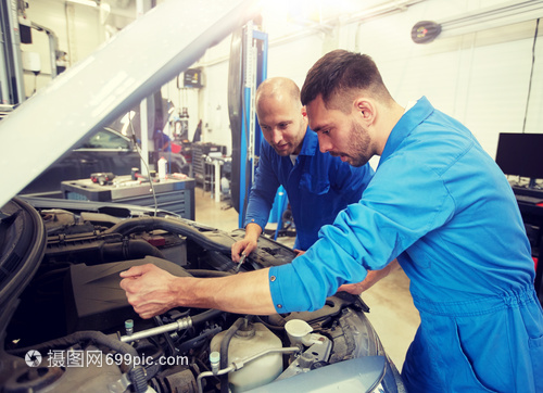 汽车服务,维修,维护人的技工与扳手修理汽车车间车间用扳手修理汽车的机械工人